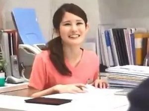 美人エステティシャンを騙してハメる！3P顔射セックス！