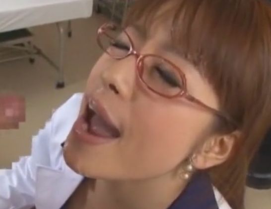 ドスケベ女医のフェラ顔射!エロいしゃぶり方しやがるw