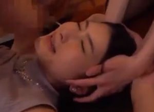 親友に裏切られて顔射レイプされる本庄鈴！美しい顔が台無しｗ