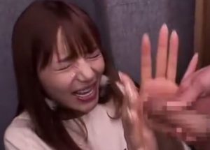 手でガードするも時すでに遅し！いきなり顔射される柚木ティナｗ