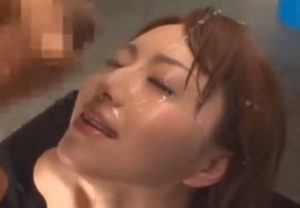 吉沢明歩の顔射動画！たくさんかけられて嬉しがってるｗ