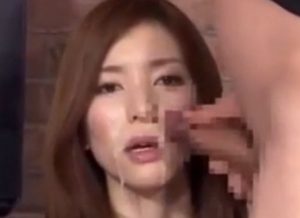 美人キャスターが原稿読み上げ中に精子を顔射されるｗ