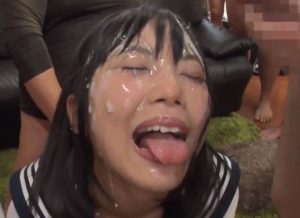 ハメている最中にセンズリで顔射されまくる制服美少女！