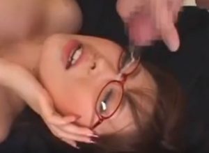 浜崎りおが眼鏡の上から連続で盛大に顔射されていくう！