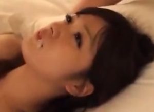 葉月可恋が可愛いお顔にポタポタ精子を垂らされ顔射フィニッシュｗ