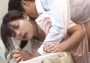 ゴミ出し場にやってきた人妻をバックでパコってどぴゅっと顔射！