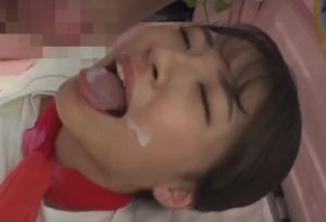 MM便にやってきた美容部員さんに舌上顔射をぶちかます！