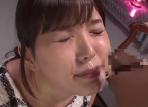 黒人のデカマラを手コキでシゴいて大量顔射されちゃう葵つかさｗ