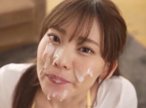 楓ふうあに大量顔射！デビューして早々にぶっかけられちゃってるｗ