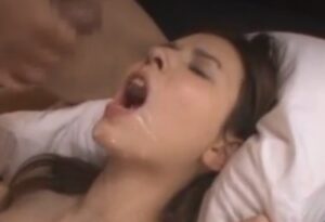 水咲ローラにぶっかけ顔射！綺麗なハーフ顔が精子で汚されるｗ