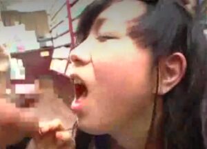 本屋でエッチな本を立ち読みしている女の子を立ちバックでハメるｗ