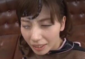 オナニーして火照ったお顔に盛大にセンズリで顔射していくｗ