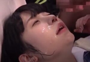 つるまんJKにチンポをぶち込んで最後はどぴゅっと顔射ｗ