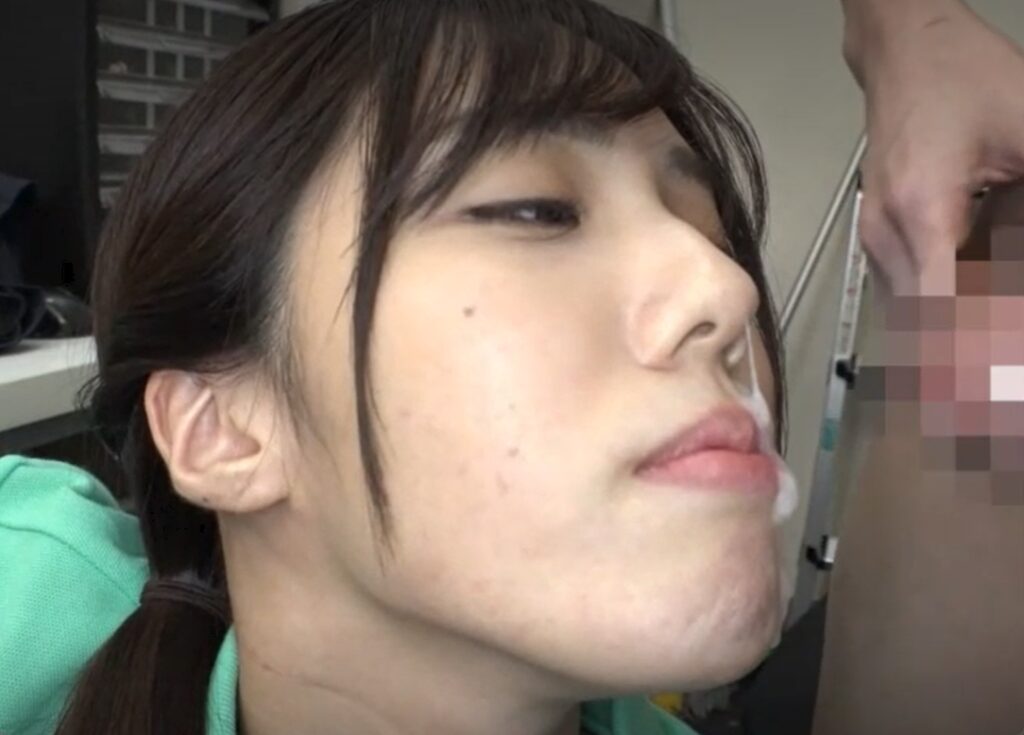 バイト先の現役女子大生に立ちバックからザーメンぶっかけw
