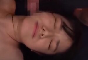 宮下玲奈が二本のチンポに突かれて連続顔射されちゃいますｗ