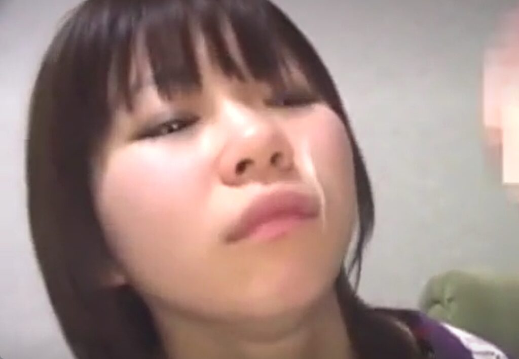 ドスケベ素人娘がセンズリ鑑賞して突然精子を顔射されるｗ