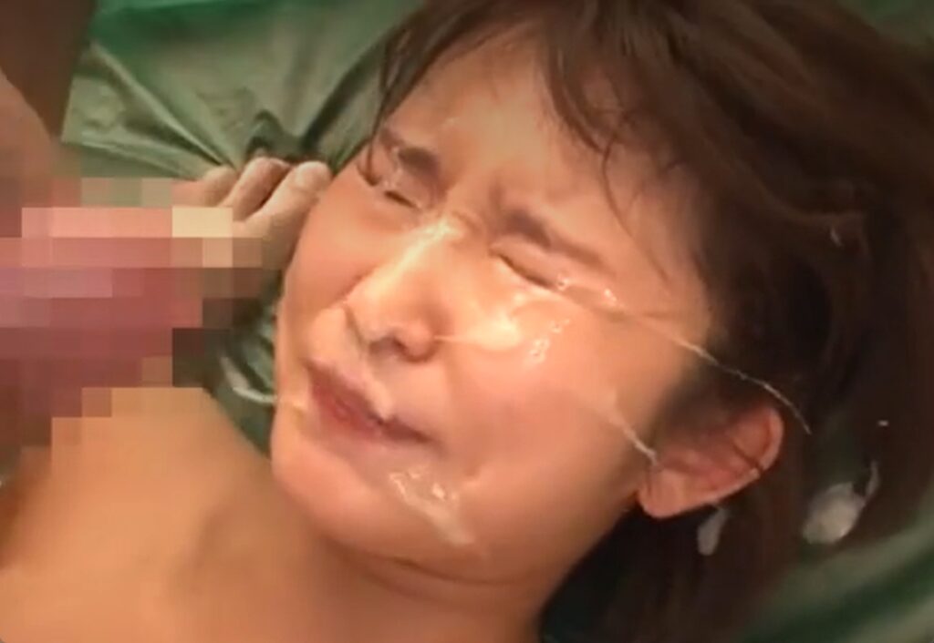 テント内でチンポに突かれて大量顔射フィニッシュされるw