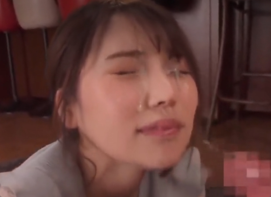 星谷瞳の手コキ顔射!綺麗なお顔にザーメンをぶっかけられちゃうw