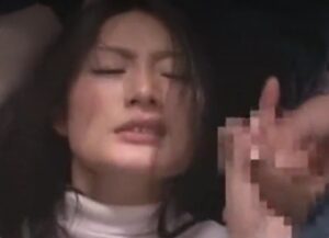 バスの中で男たちの犯されて強制手コキから顔射される女ｗ