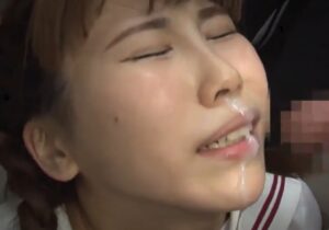 無垢でちっちゃいJKちゃんを電車内で痴漢して顔射ぶっかけｗ