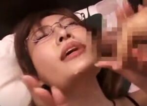 眼鏡をかけた明日花キララに激ピストンからザーメンをぶちまける！