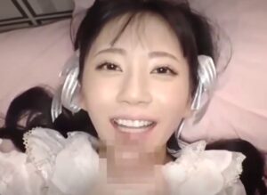 七沢みあが仰向けで寝そべったまま手コキして顔射フィニッシュ！